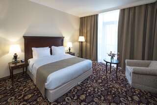 Отель Ani Grand Hotel Yerevan Ереван Номер с кроватью размера «king-size»-2